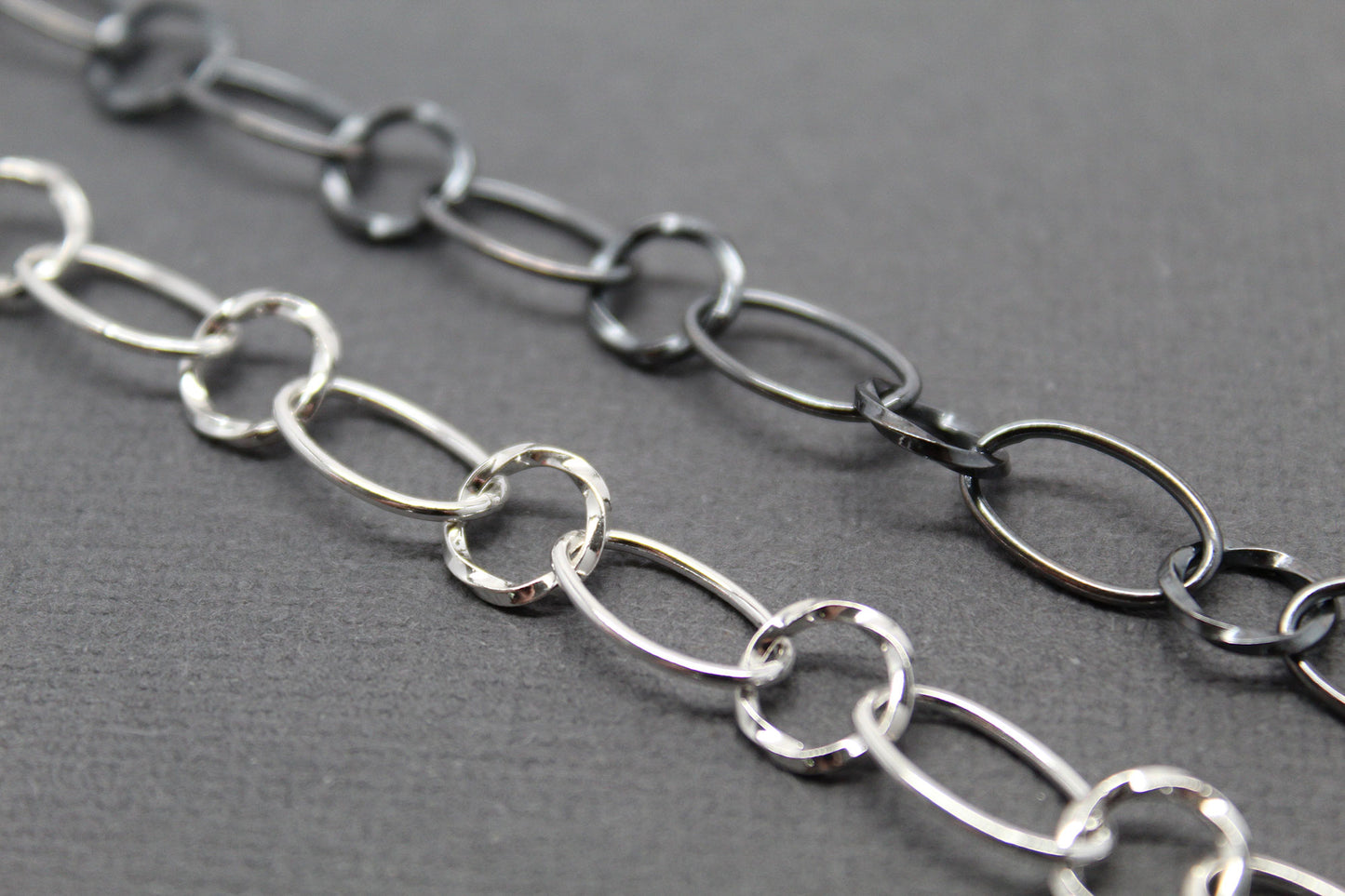 Load image into Gallery viewer, 8mm Smooth Oval &amp;amp; Twist Round Chain Bracelet
